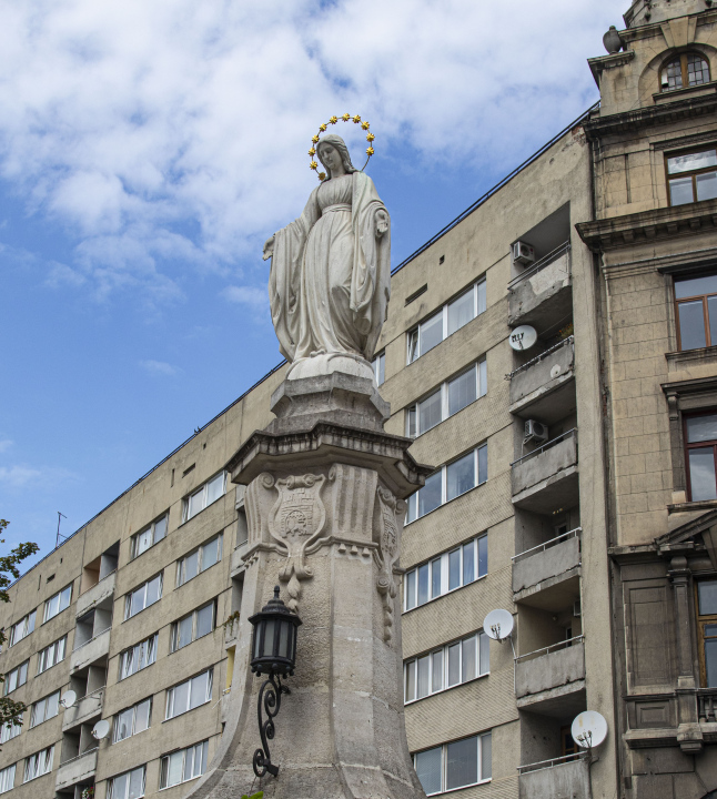 Figur der Heiligen Jungfrau Maria an den Mauern des alten Hetman in Lemberg