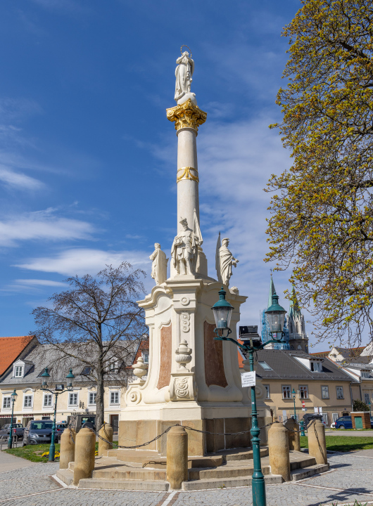 Eine Säule mit Marienstatue auf dem Rathausplatz in Klosterneuburg.