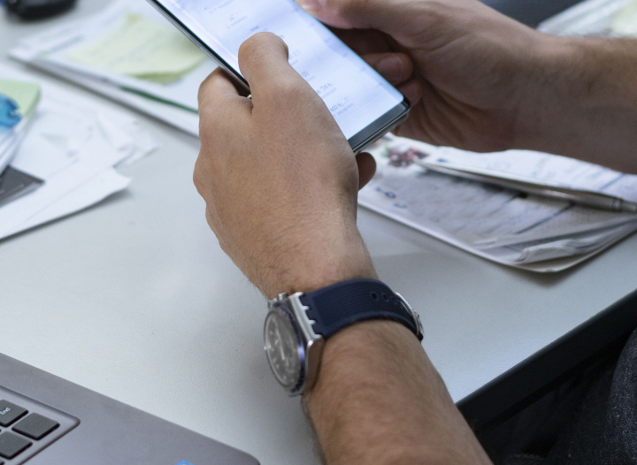 Wählen einer Nummer auf dem Smartphone-Bildschirm