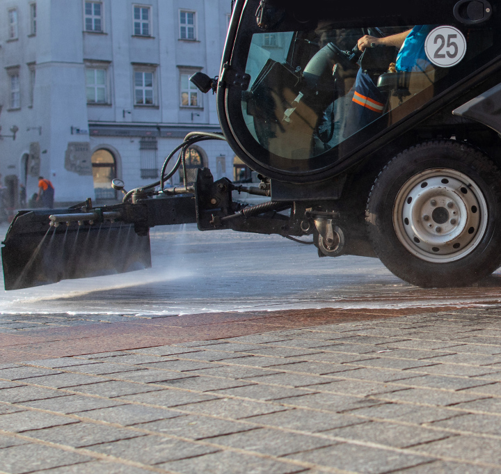 Reinigung von Bürgersteigen und Straßen in der Stadt mit Fahrzeugen