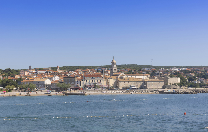 Blick auf die Stadt Krk vom Meer aus
