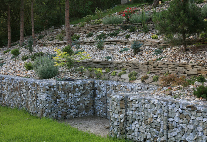 Gabion in Form von Murka im Garten