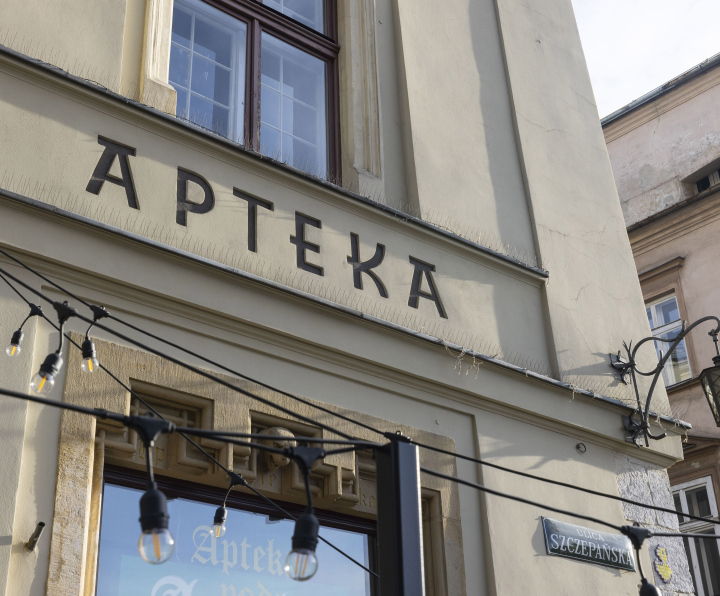 Szczepańska-Straße in Krakau, Inschrift an der Fassade des Mietshauses