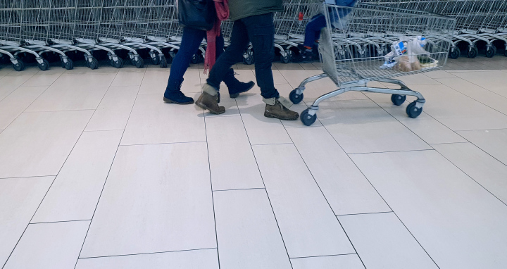 Familieneinkauf im Supermarkt