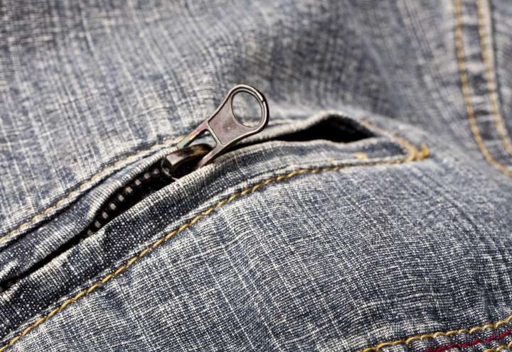 Reißverschluss in einer Jeansjacke