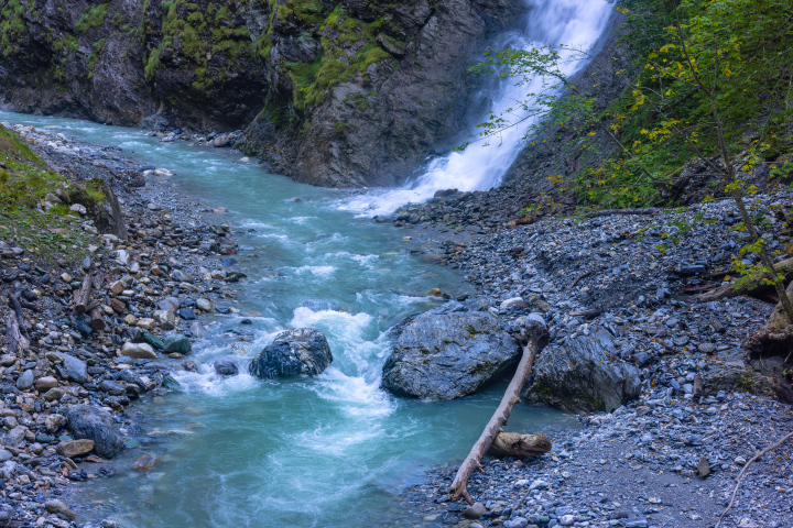 Gebirgsfluss und Wasserfall