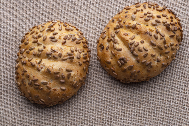 Brötchen mit Körnern bestreut, freies Bild