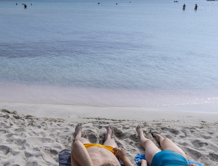 Sandstrand in der Bucht, Sonnenbaden im Badeanzug