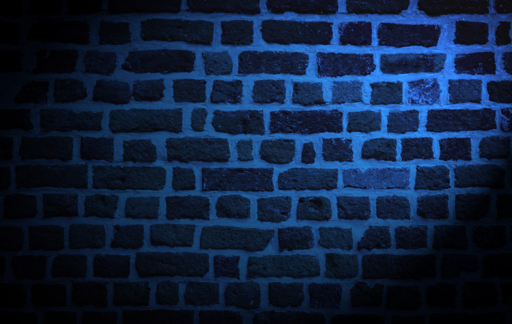 Backsteinmauer mit blauer Beleuchtung