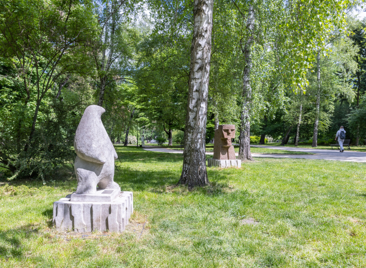 Reźby im Freien im Park Krakowski