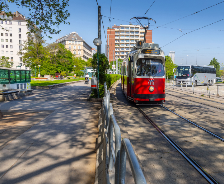 Rote Straßenbahn auf dem Schwedenplatz in Wien