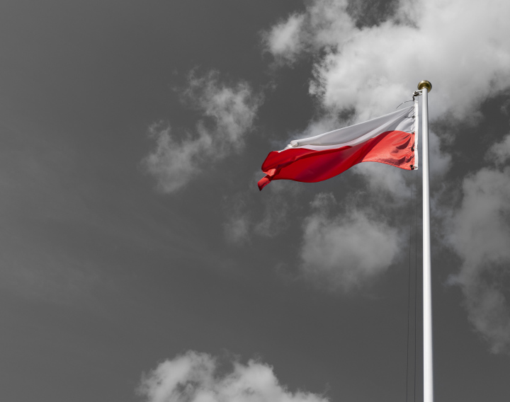 Eine rot-weiße Flagge vor einem schwarz-weißen Himmel