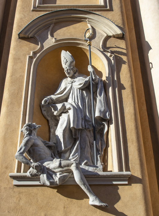 Skulptur auf der Kirche von st. Martin in Warschau