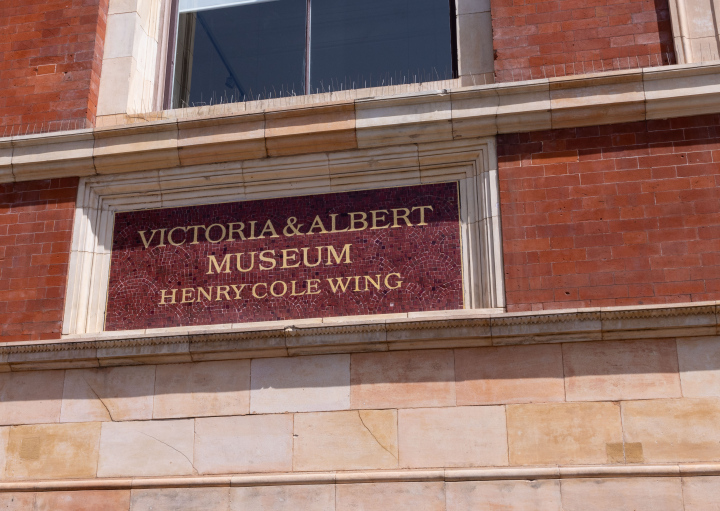 Inschrift des Victoria and Albert Museum an der Fassade des Gebäudes