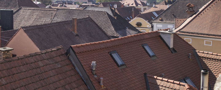 Dächer von Einfamilienhäusern und Mietshäusern