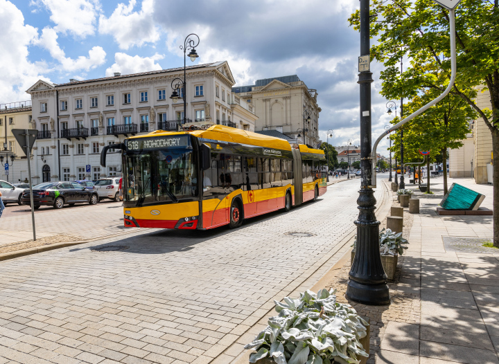Krakauer Vorort in Warschau, gelber Bus