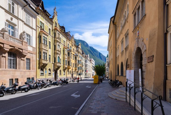 Via Cassa di Risparmio, Straße, Bozen, Italien