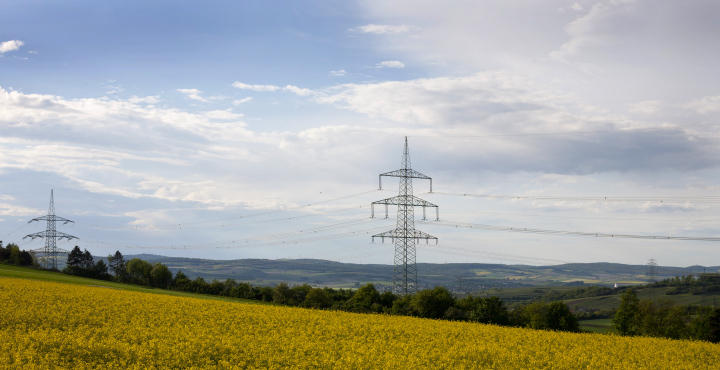 Hochspannungsmasten in einer Vorstadtlandschaft