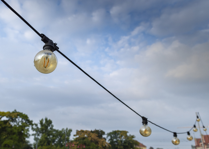 Glühbirnen hängen an einem Kabel