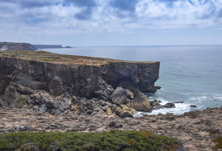 Felsen und schroffes Ufer am Meer