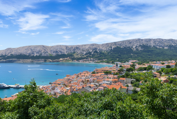 Panorama, Blick auf die Stadt Baska, Insel Krk, Kroatien
