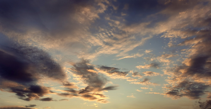 Himmel mit Sonnenuntergang und Wolken kostenloses Bild