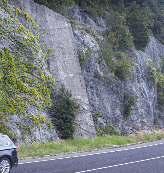 Sichern Sie die Felsen mit einem Metallgitter