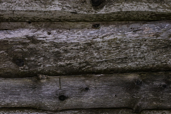 Holzbalken an der Fassade