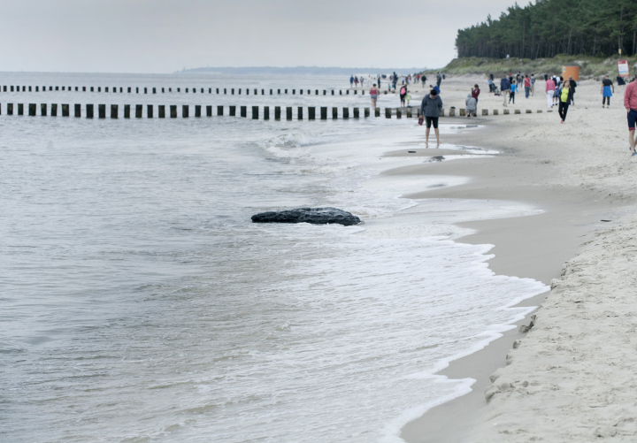 Menschen am Strand an einem wolkigen Tag