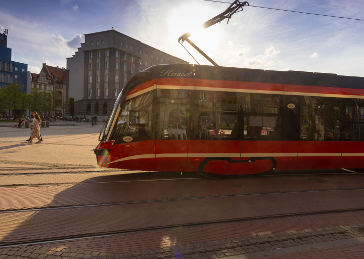 Rote Straßenbahn, öffentliche Verkehrsmittel in Katowice stockfoto