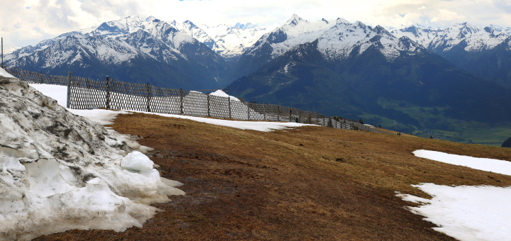 Skipiste mit schmelzendem Schnee