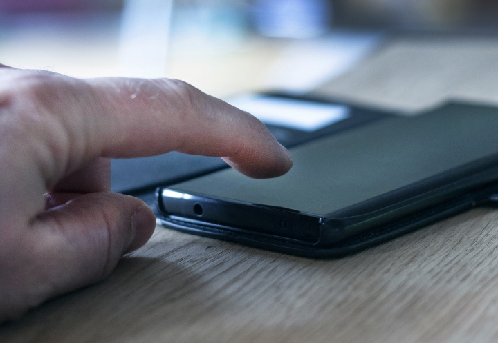 Finger auf dem Smartphone-Bildschirm