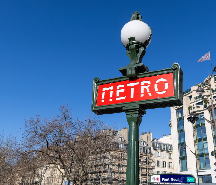 Metro in Paris, Inschrift am Eingang zum Bahnhof