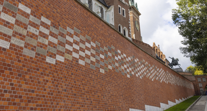 Eine Mauer aus Wawel-Steinen