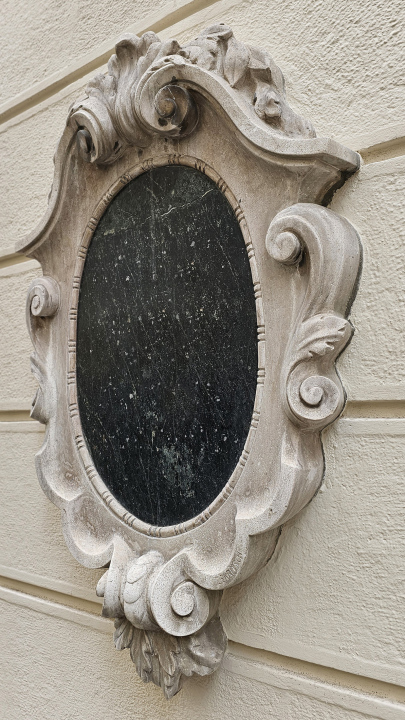 Architektonisches Detail, historischer Rahmen an der Fassade des Gebäudes