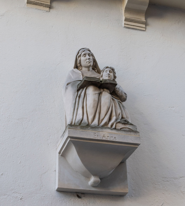Saint Anne, ein architektonisches Detail an der Fassade eines Gebäudes in Amsterdam