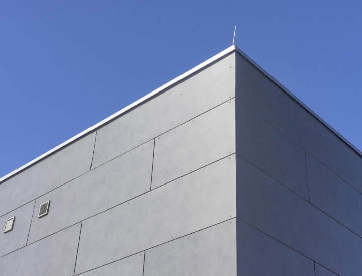 Fassadenplatte an der Gebäudefassade