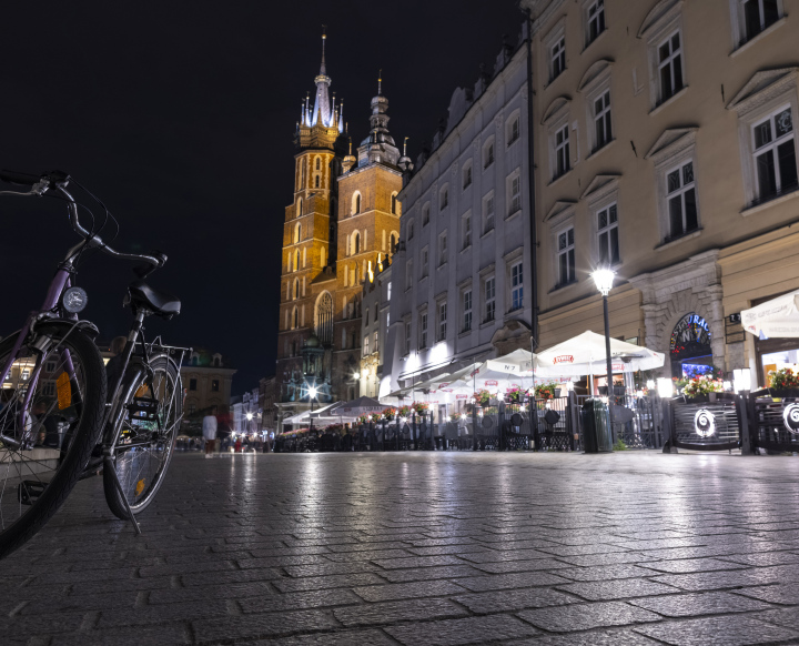 Krakauer Marktplatz bei Nacht, Cafégärten