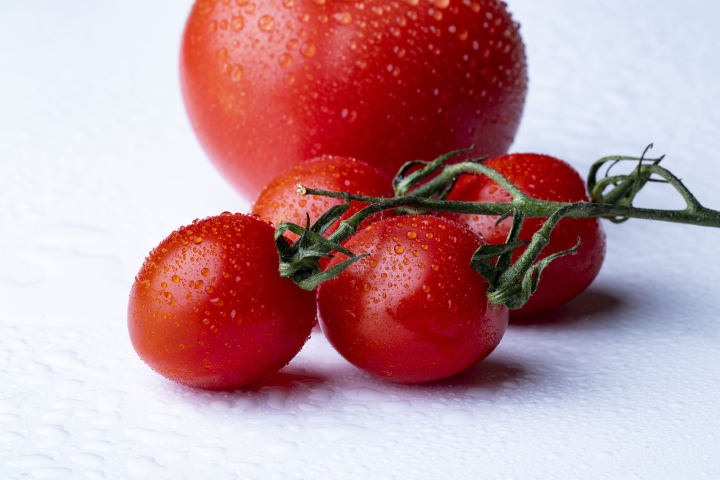 Vier kleine Tomaten und eine große