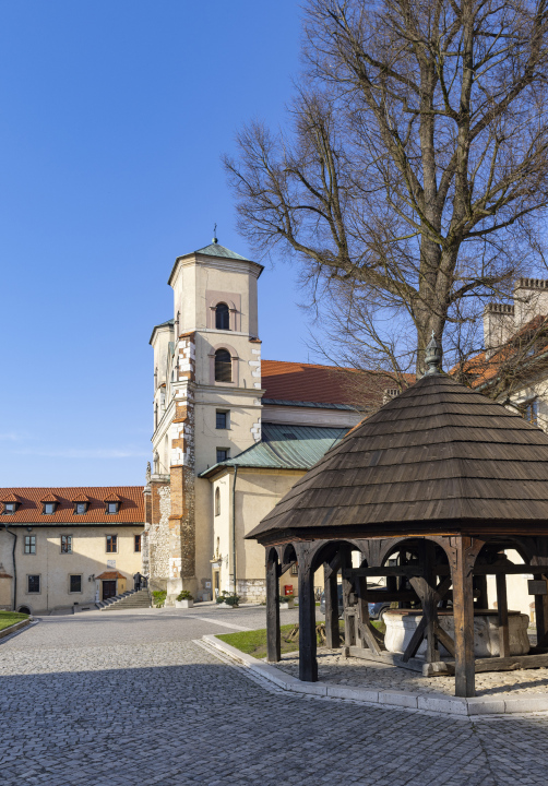 Ein Holzbrunnen in der Abtei Tyniec