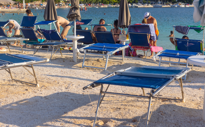 Menschen an einem überfüllten Strand