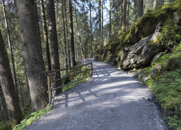 Wanderweg neben den Felsen