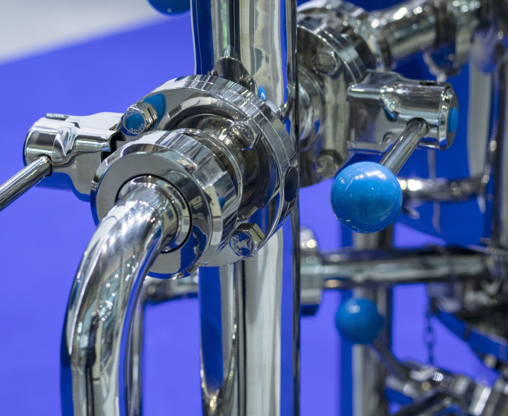 Vernickelte Rohre und Ventile