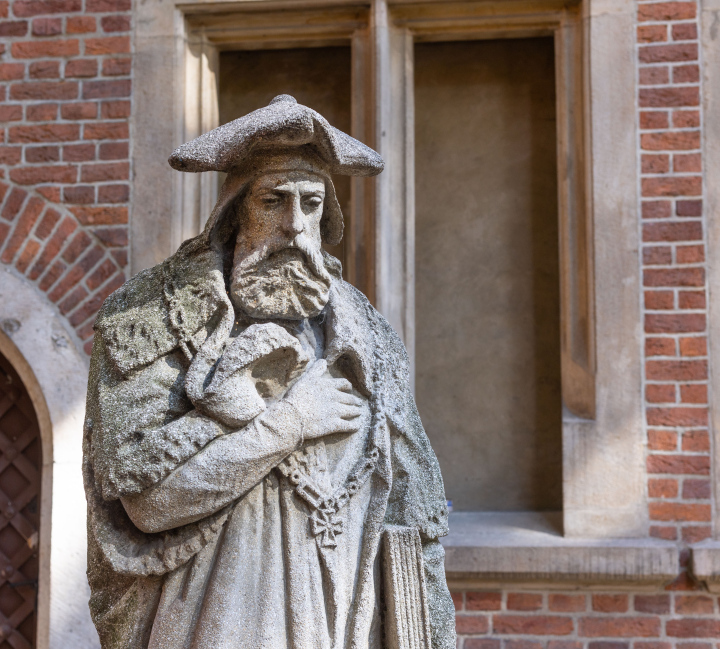 Professorengarten in Krakau, Steinskulptur einer Figur in einer Toga.