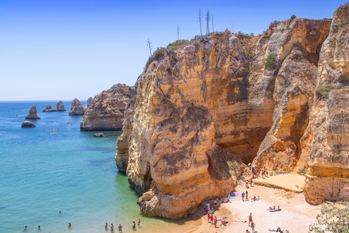 Felsiger Strand im Süden von Portugal