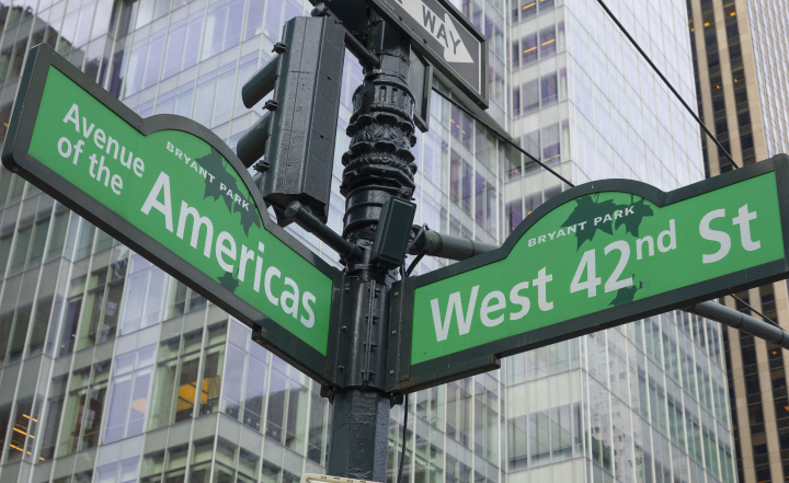 Schild, Aufschrift Green West 42nd Street und Avenue of the Americas 6th Bryant Park, New York
