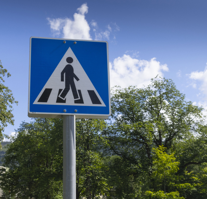 Verkehrsschild für Fußgängerüberweg