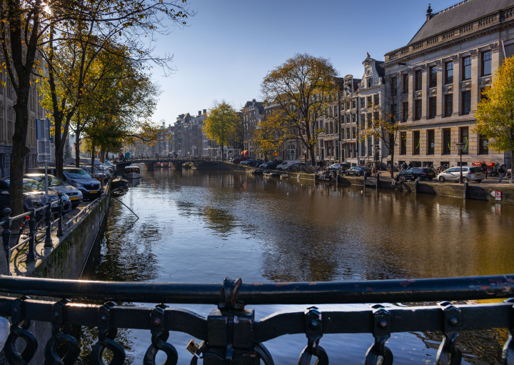 Ein Kanal in Amsterdam und ein Fragment eines Brückengeländers