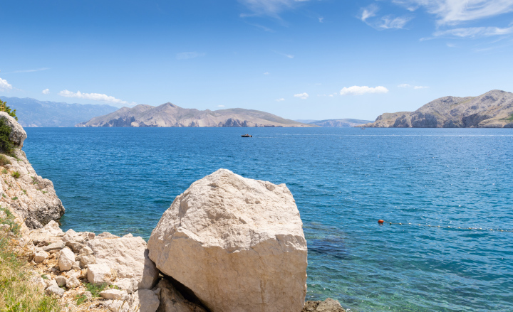 Blick auf die Insel Otok vom Strand von Baska. Kroatien, Kostenloses Foto.