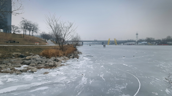 Gefrorene Donau in Wien